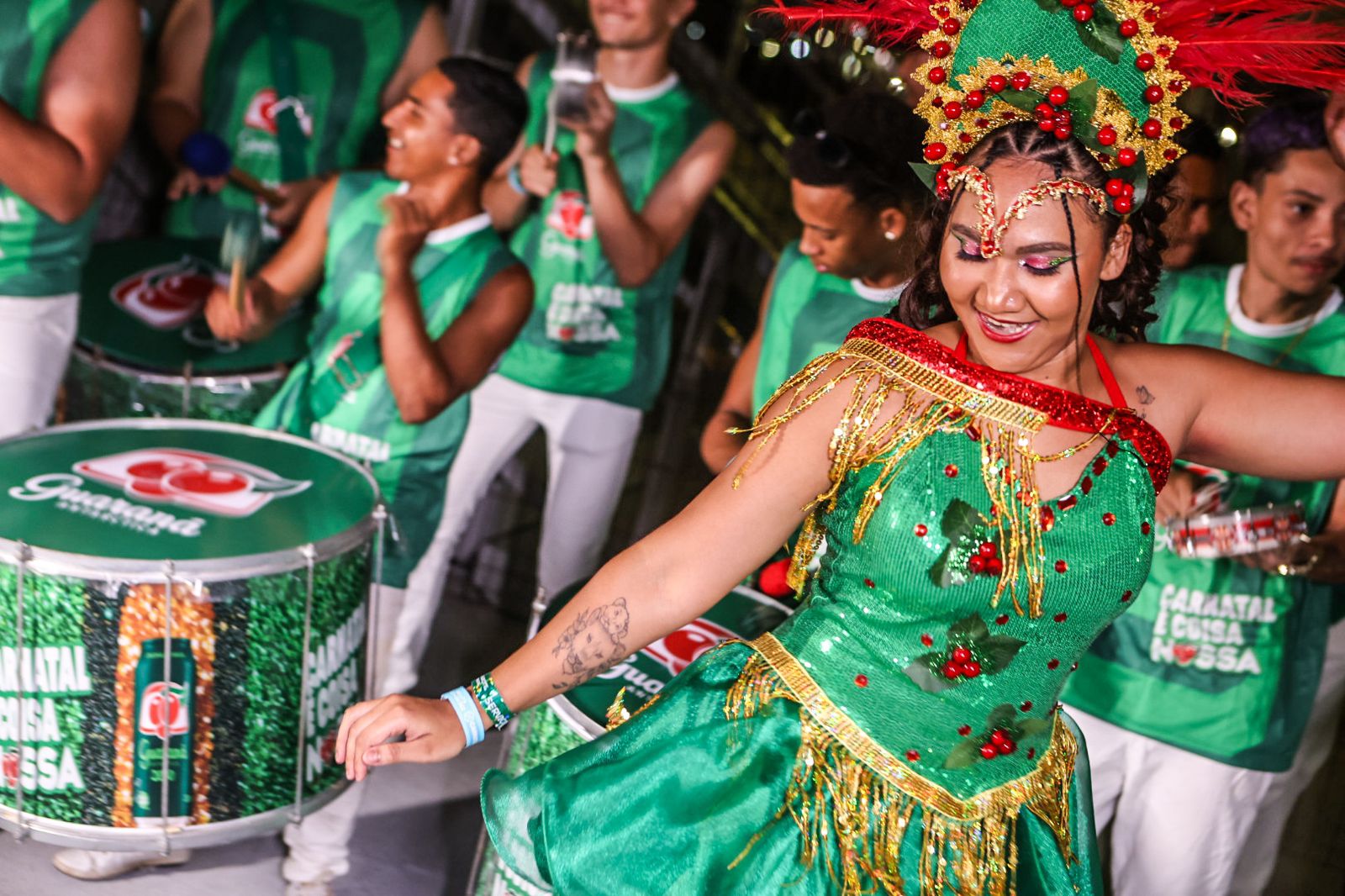 Com passista, mestre-sala e porta-bandeira, Guaraná Antarctica abre o Carnatal 2024
