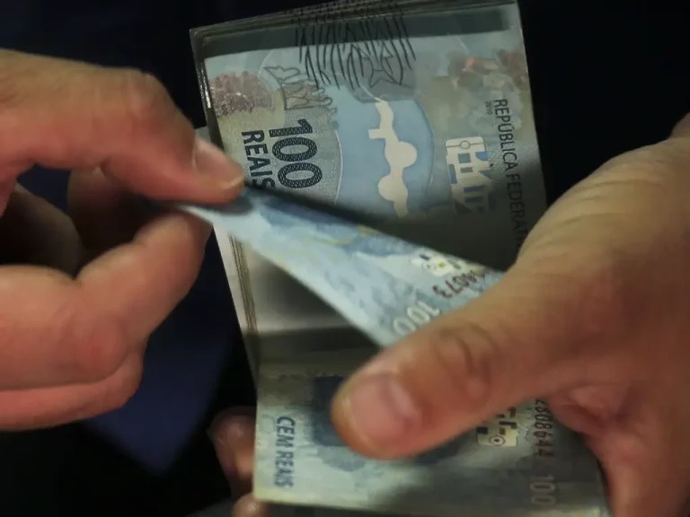 Pagamento do 13º dos servidores que ganham até R$4,2 mil bruto será no dia 20
