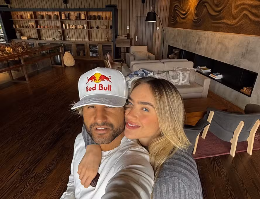Surfista Italo Ferreira posta foto com a namorada Sofia Larocca e seguidor dispara: "Era mais a ex"
