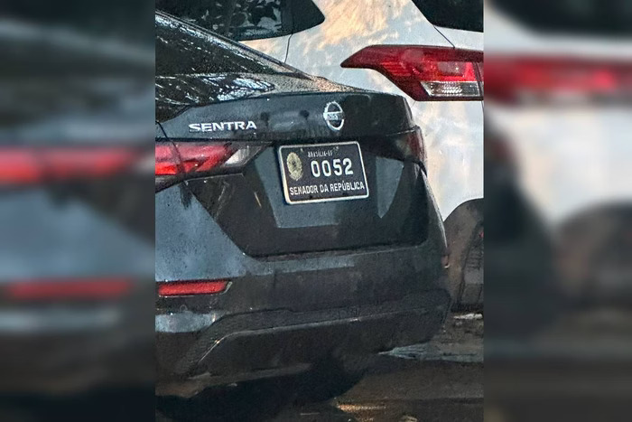 Carro oficial usado por senador do PT é flagrado em academia