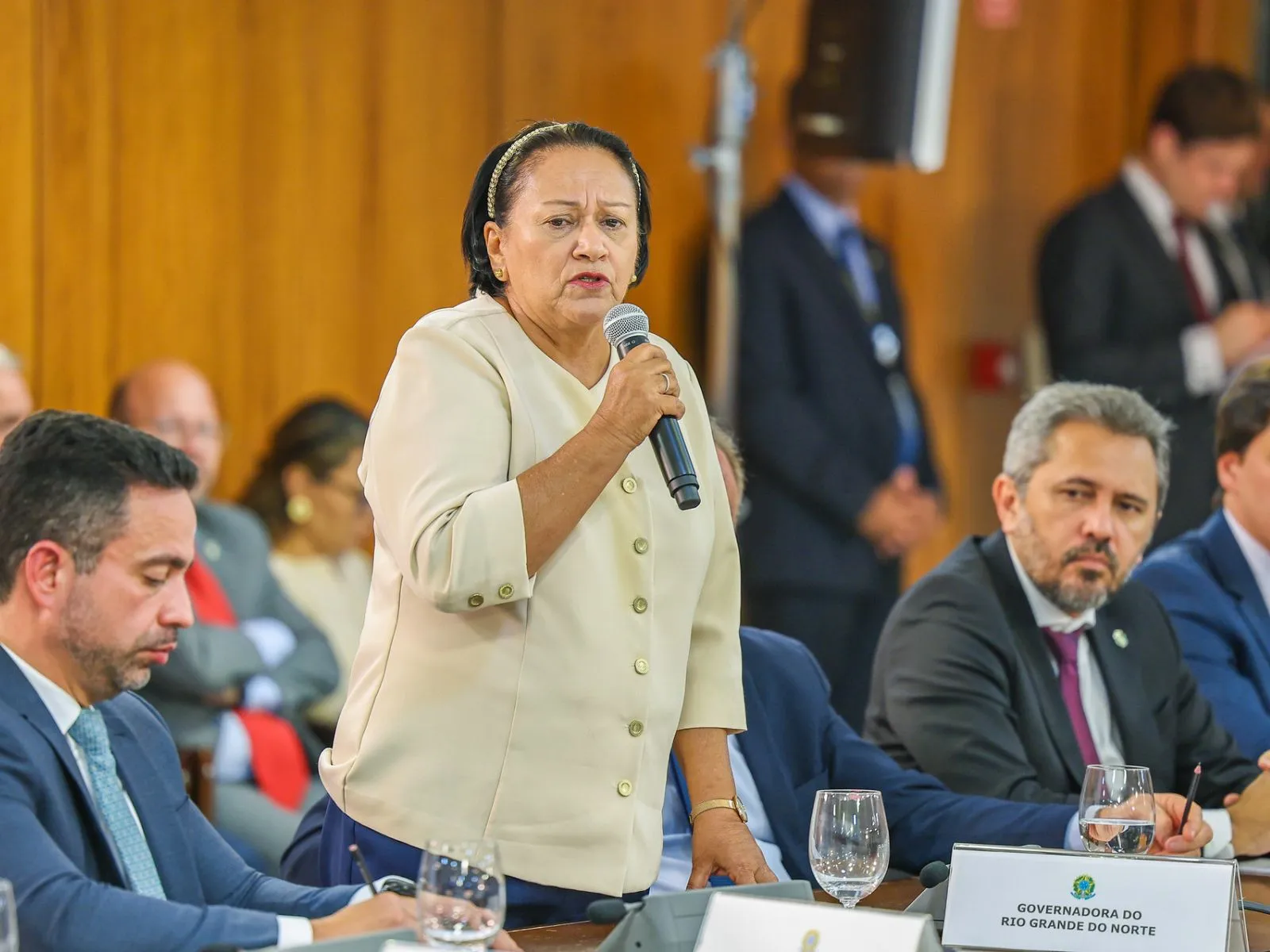 INGERÊNCIA: Governo Fátima não conseguirá pagar 13º de todos os servidores em dezembro