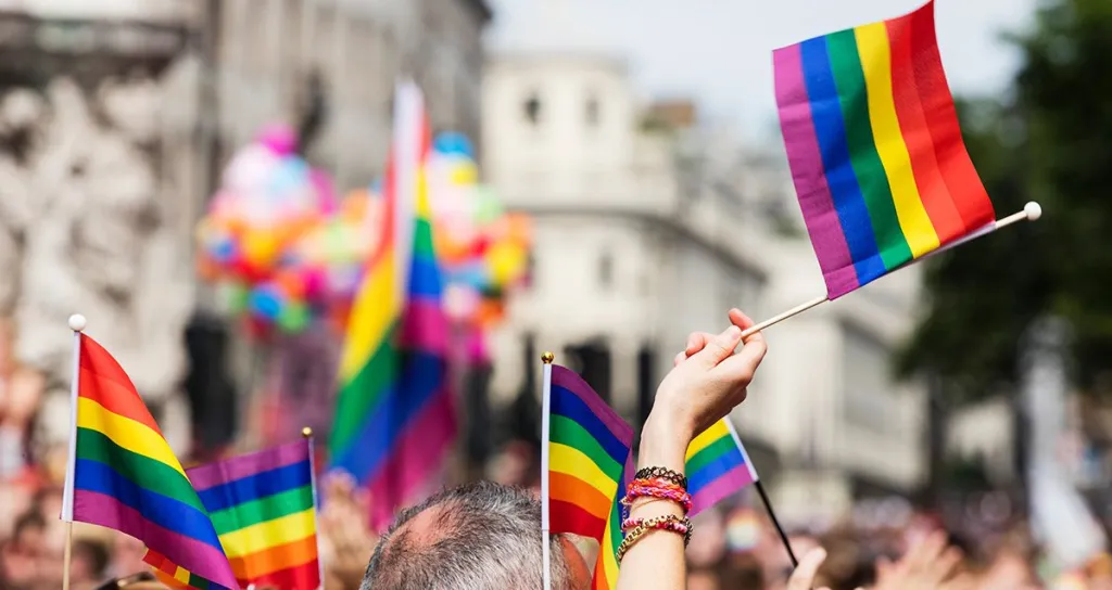 Partido socialista espanhol retira sigla “Q+” do LGBTQ+ e aprova proibição de pessoas trans no esporte feminino