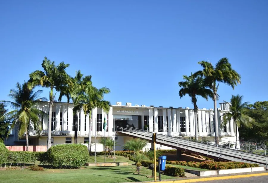 Justiça manda Governo do RN pagar 13º salário dos servidores da saúde ainda em dezembro