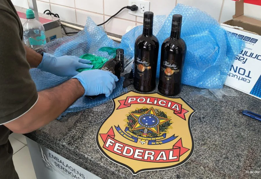 Homem é preso em aeroporto de São Gonçalo tentando embarcar com cocaína escondida em garrafas de rum