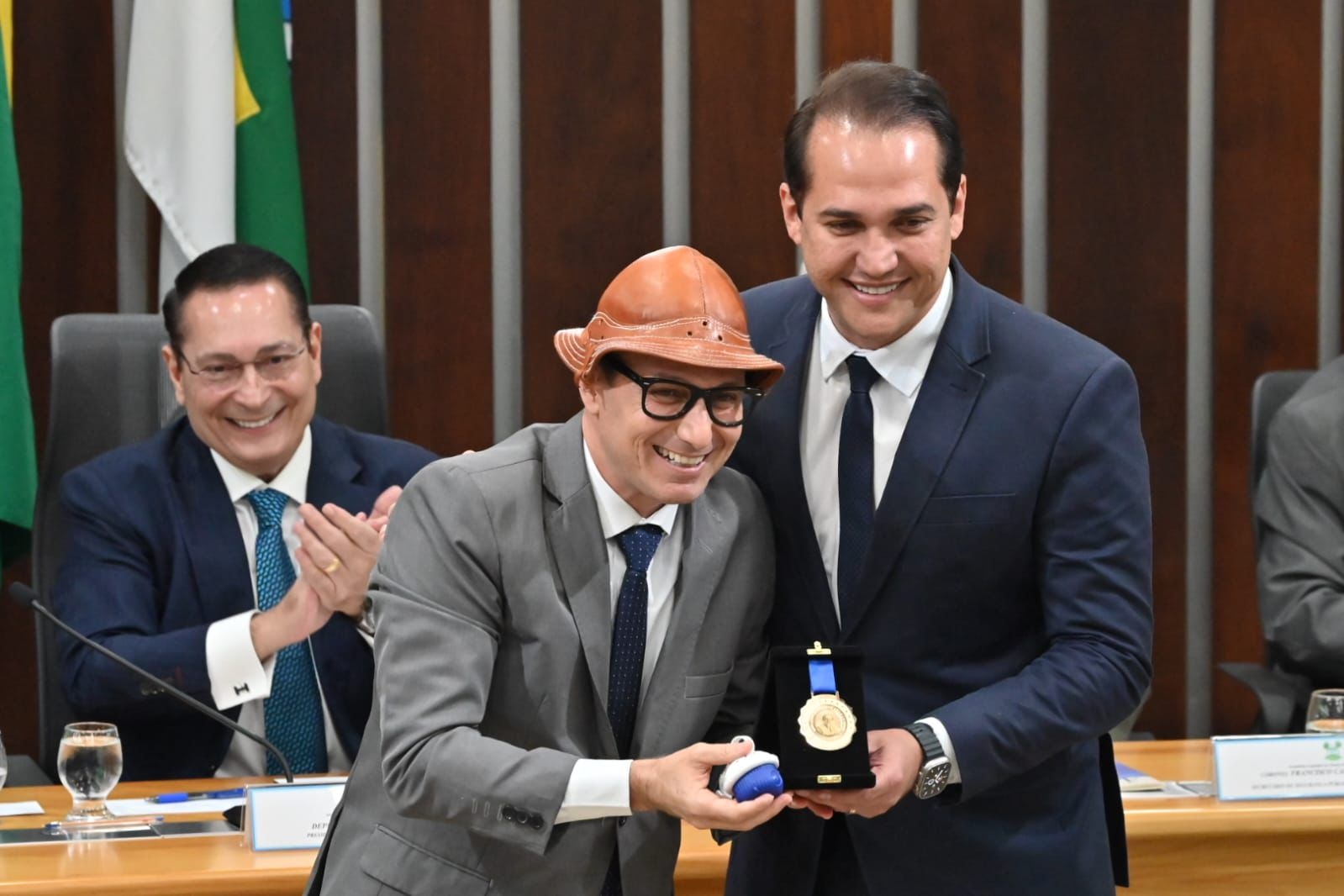 Humorista Mução recebe Medalha do Mérito Cultural por proposição do deputado Kleber Rodrigues