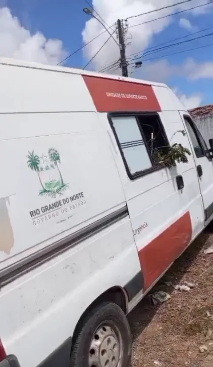 Ambulância do Governo do RN é flagrada despejando poda de árvore em local inapropriado na zona Norte de Natal