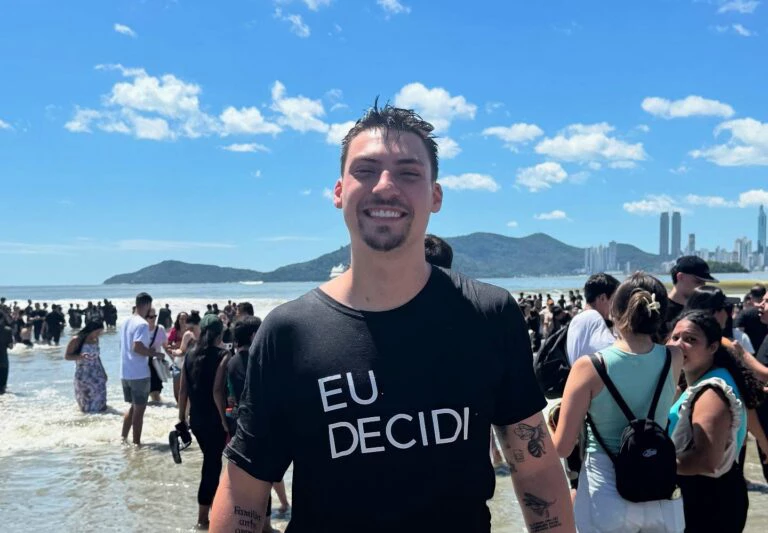 Jair Renan Bolsonaro é batizado nas águas: “Jesus é o verdadeiro salvador”
