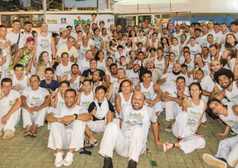 Roda de capoeira reúne capoeiristas em clamor pela paz neste sábado em frente ao Midway Mall