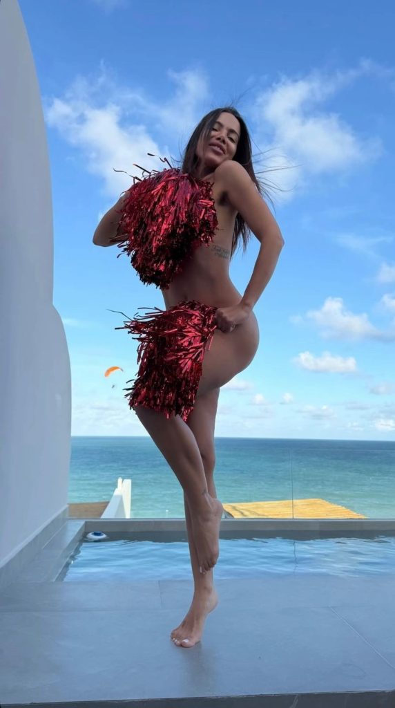 Anitta posta foto nua em sacada de hotel na Via Costeira e esquenta as redes sociais durante o Carnatal