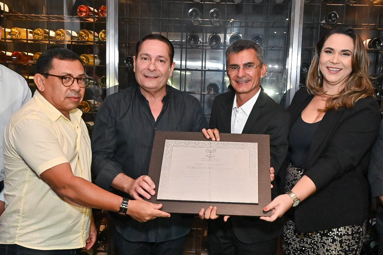 Comitê de Imprensa da ALRN entrega Placa de Parlamentar do Ano a Francisco do PT