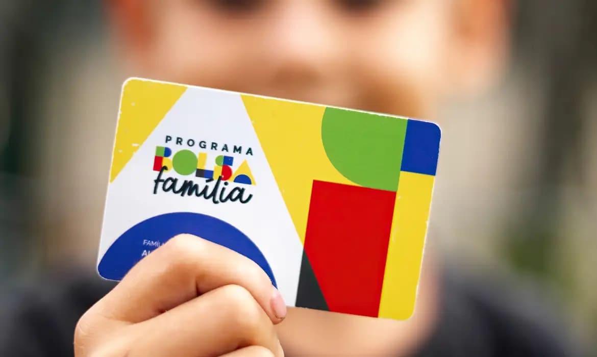 Governo Lula cobra R$ 17 milhões de recebimentos indevidos do Bolsa Família