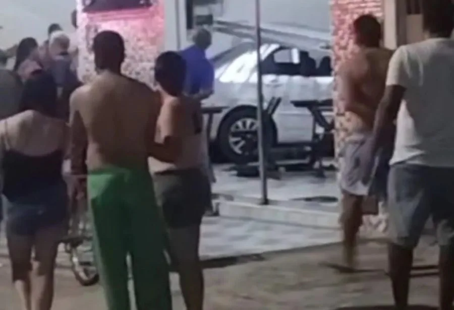 Criança de 3 anos tem perna dilacerada após ser atingida por carro que invadiu lanchonete em Parnamirim