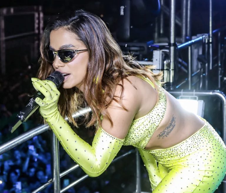 Sim, eu sou a mulher mais bonita que você já viu, diz Anitta ao dispensar fã no Carnatal