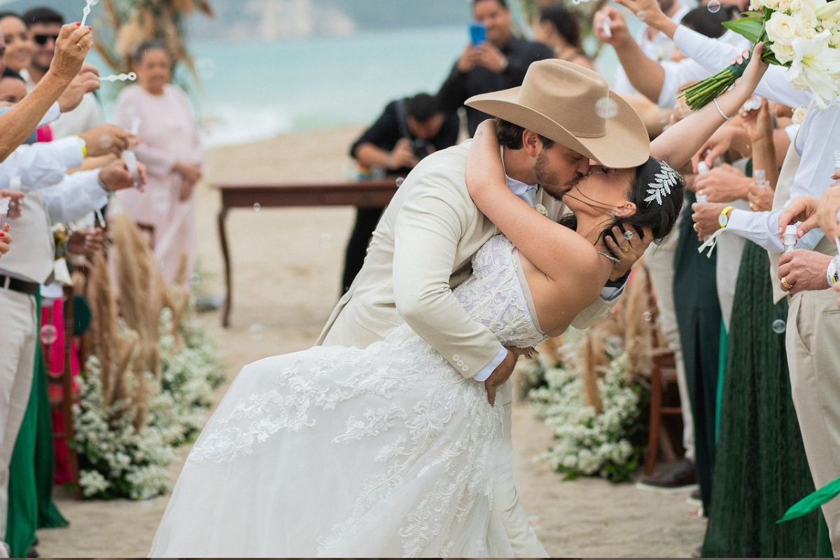 Casal de Goiás realiza sonho de casar na praia de Ponta Negra e é o primeiro a celebrar na nova faixa de areia alargada