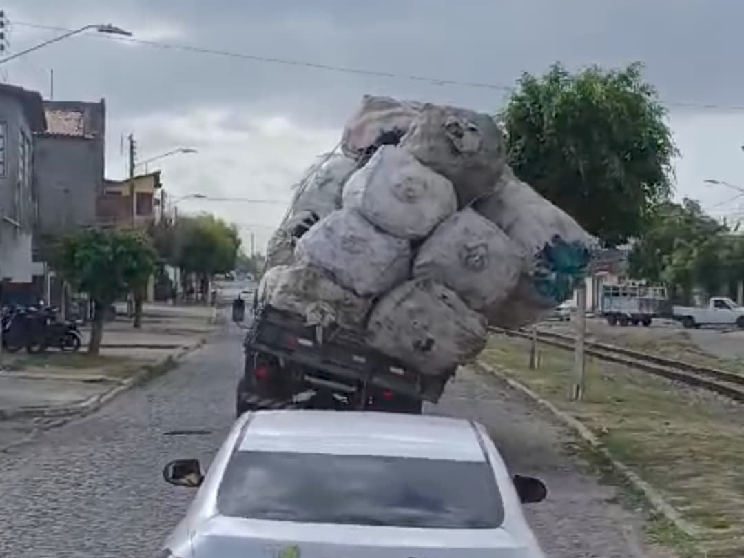 Perigo: Vídeo mostra veículo com carga quase tombando na zona Norte de Natal; assista