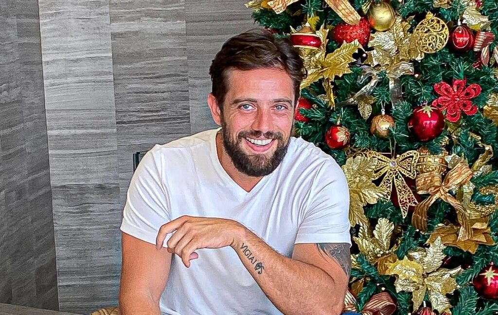 Ex-ator da Globo compartilha críticas à emissora: “Rede esgoto”
