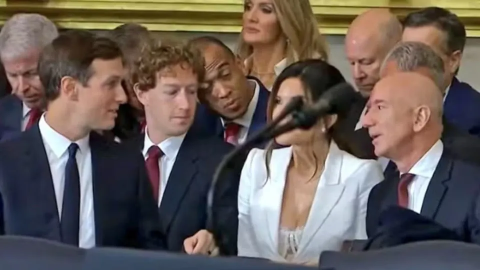 EPA! Mark Zuckerberg 'confere' decote de noiva de Jeff Bezos e vídeo viraliza