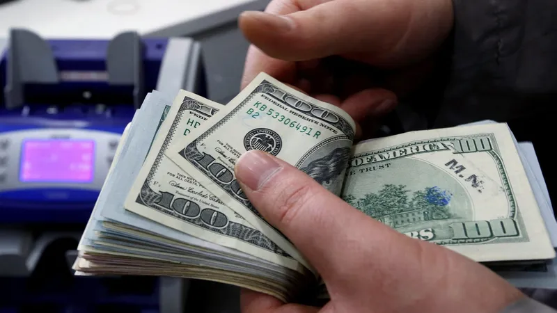 Trump ameniza tom, derruba dólar e traz algum alívio ao governo Lula