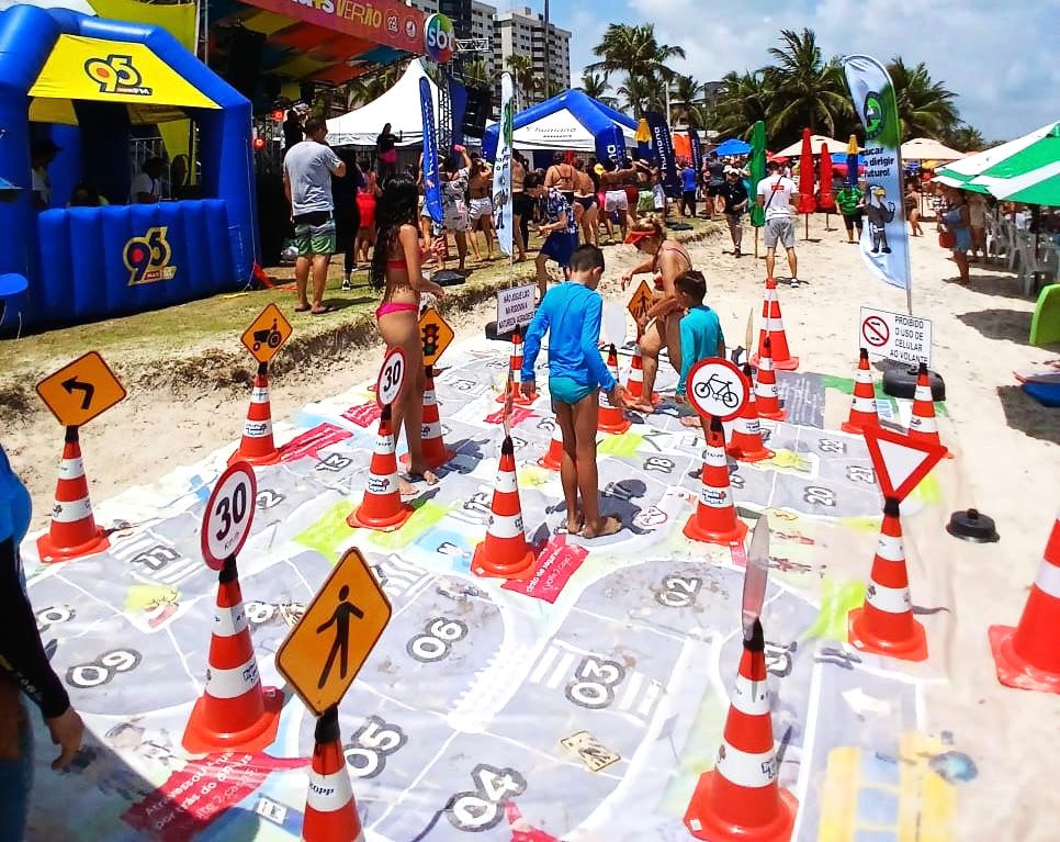 Ações educativas do Detran focam banhistas na faixa de areia e em bares de Pirangi, Tabatinga e Barreta