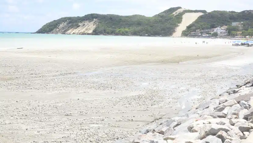 Qualidade do banho em Ponta Negra deverá melhorar ao longo do tempo, diz secretário