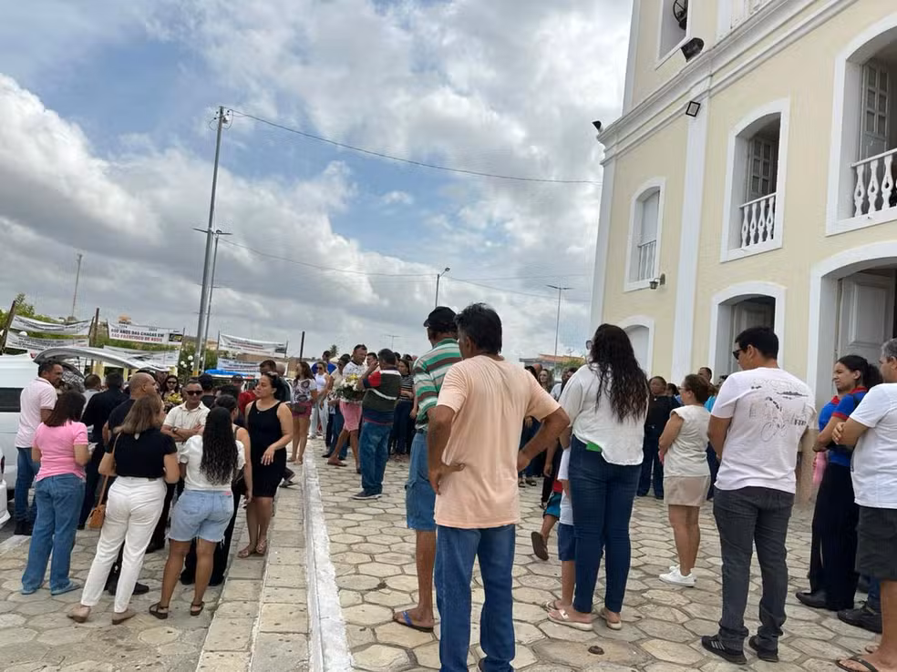 Mãe e filhos mortos em acidente na RN-084 são sepultados em Jardim do Seridó