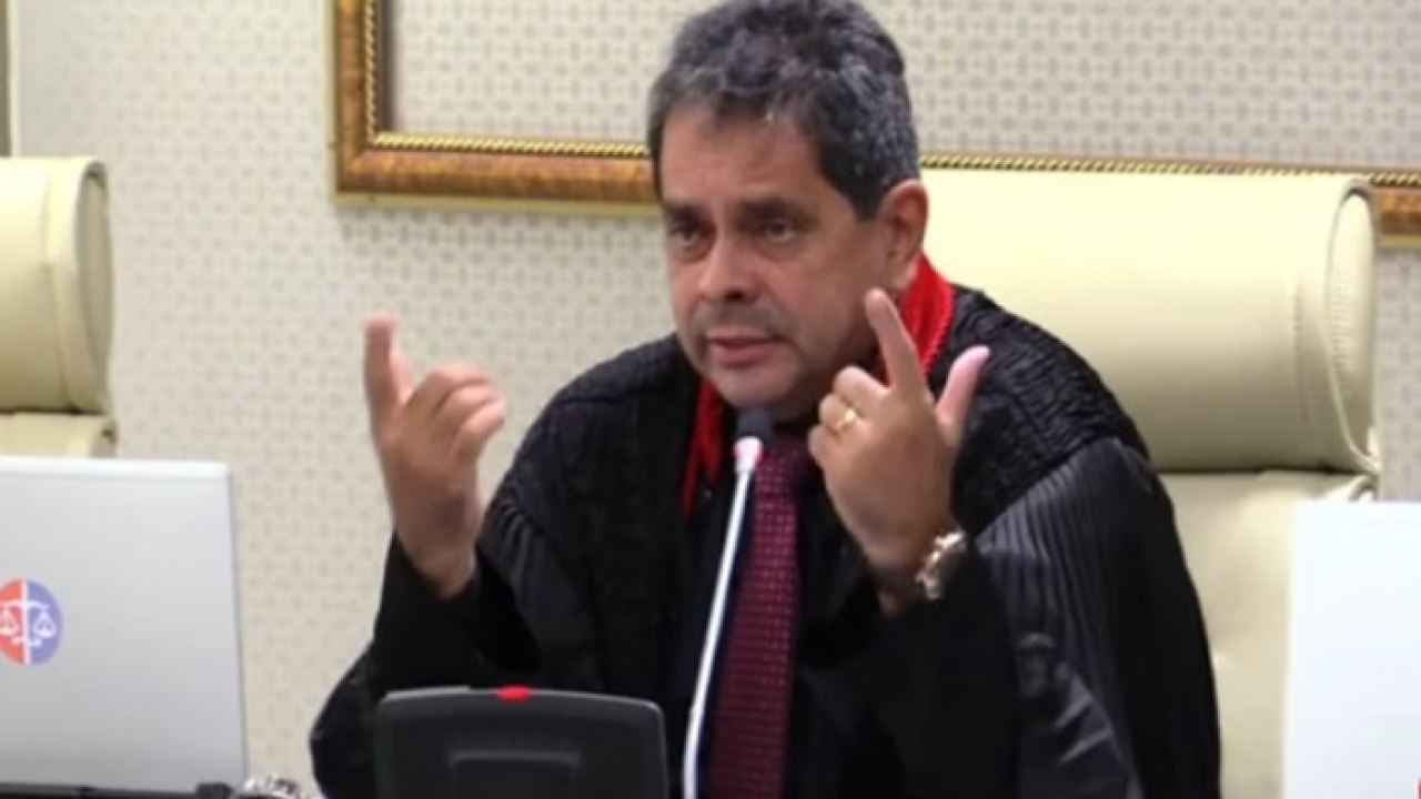 'Cabeça de juiz e traseira de burro não são confiáveis', diz procurador
