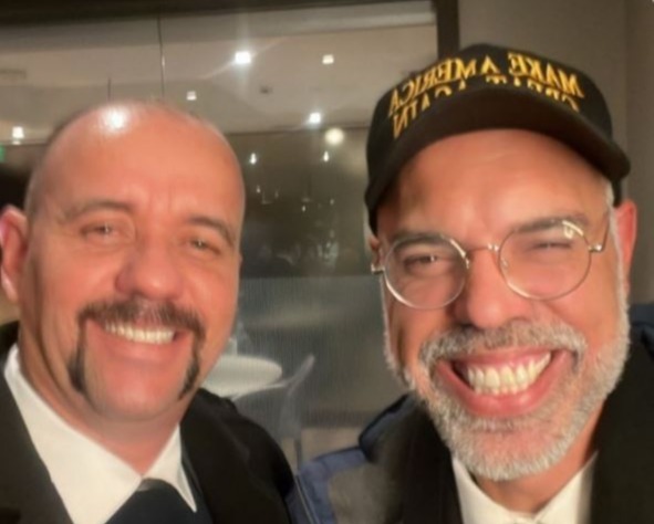 Na posse de Trump, deputado do RN tira foto com Allan dos Santos, procurado pela Justiça no Brasil