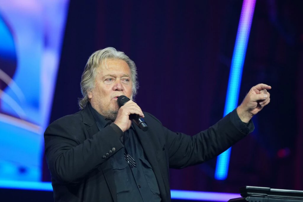 Bannon fala em sanções ao Brasil por barrar Bolsonaro na posse
