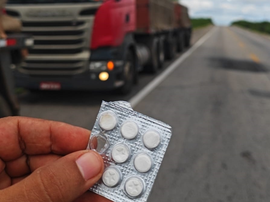 Se deu mal duas vezes: Caminhoneiro é flagrado com 'rebites' após fazer ultrapassagem proibida na BR-304 no RN