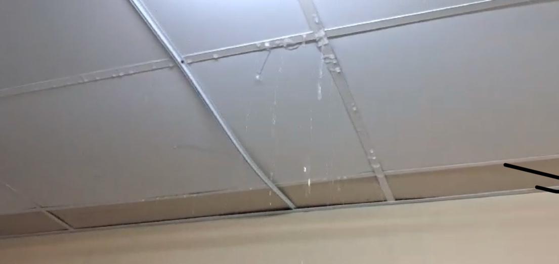 Chuva intensa provoca infiltração em UTI do Hospital Walfredo Gurgel e situação fica pior