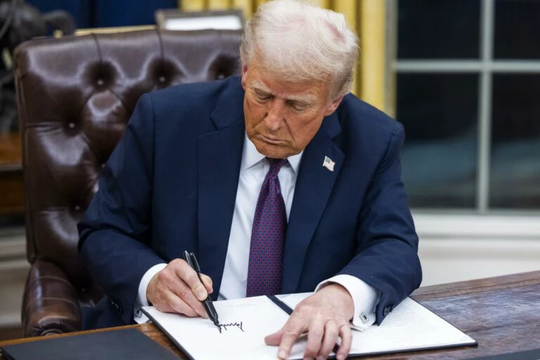 Trump assina primeiros decretos; conheça as medidas inaugurais