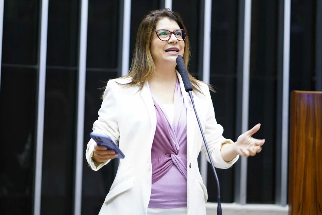 Deputada Carla Dickson passa por cirurgia de urgência devido à apendicite aguda