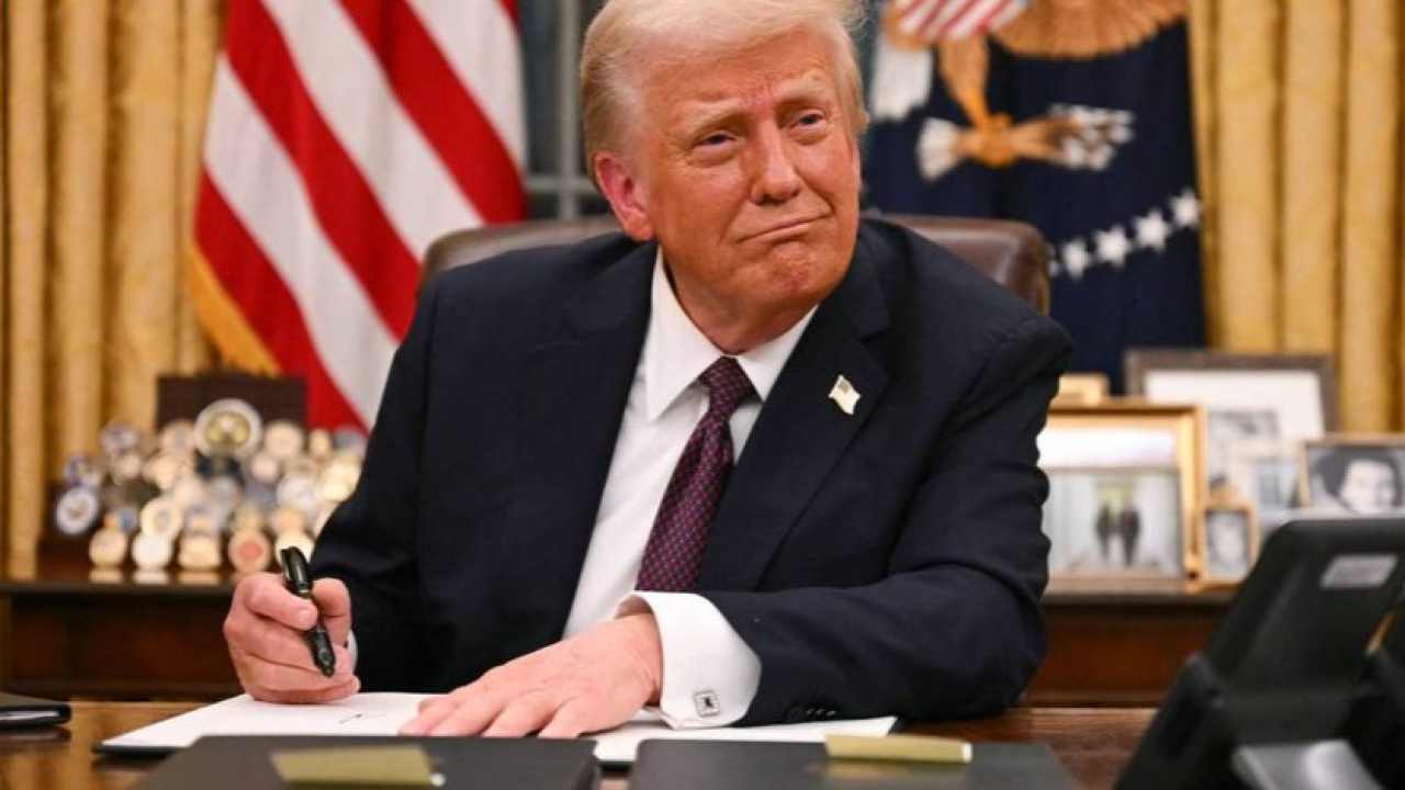 Trump ameaça impor tarifa de 100% ao BRICS se o bloco deixar o dólar