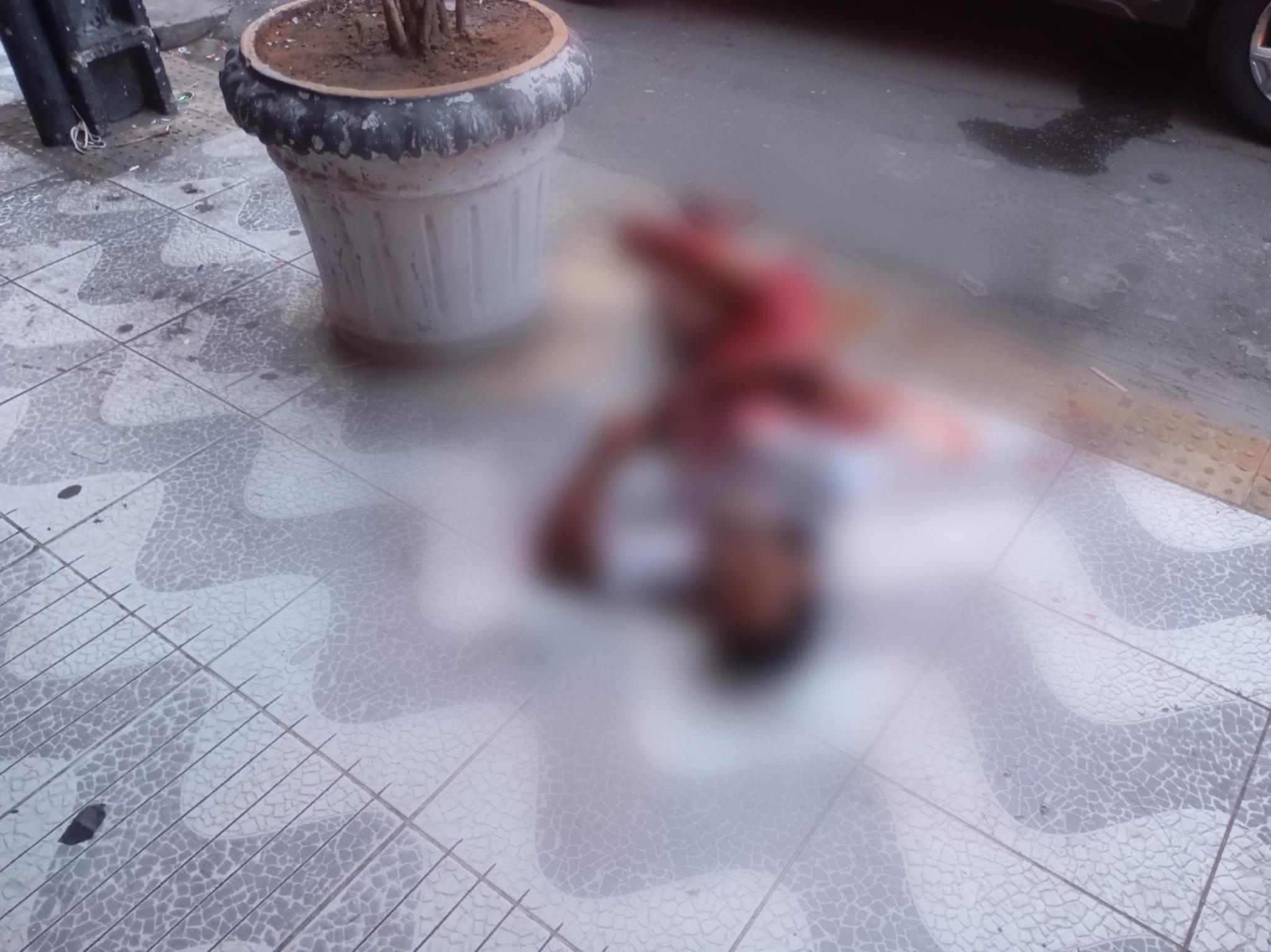 Pagou caro pelo lanche: ladrão invade lanchonete para levar dinheiro, furta coxinhas e é baleado na fuga no Alecrim