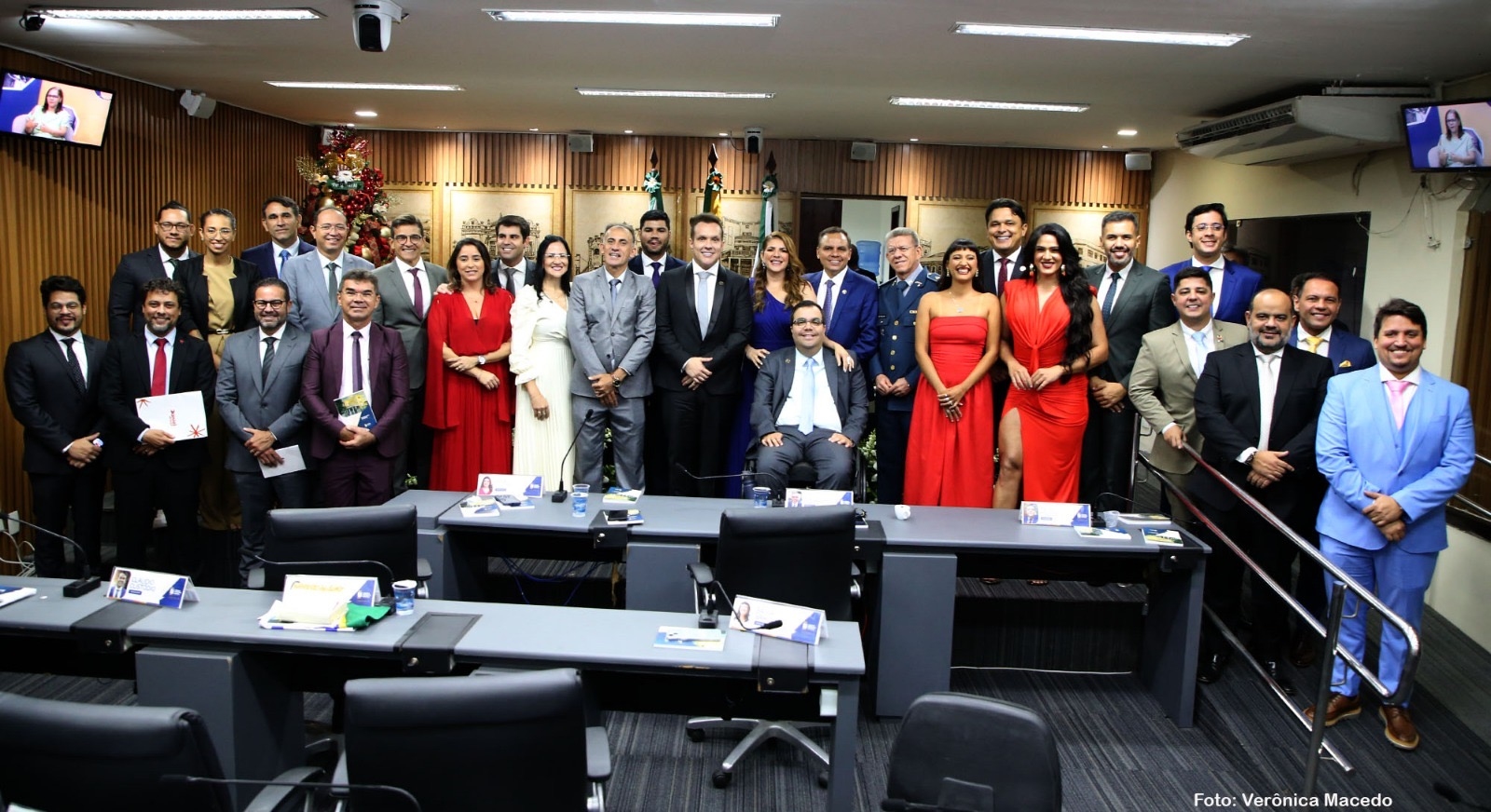 Em posse na Câmara Municipal de Natal, vereadoras da esquerda optaram por uso do vermelho