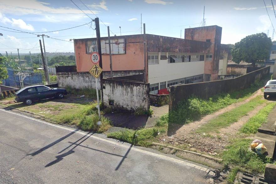 Preso arromba cela e foge algemado de delegacia em Felipe Camarão