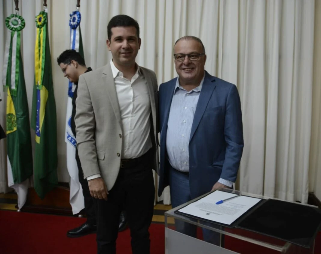 Paulinho empossa Felipe Alves como novo secretário da Semsur