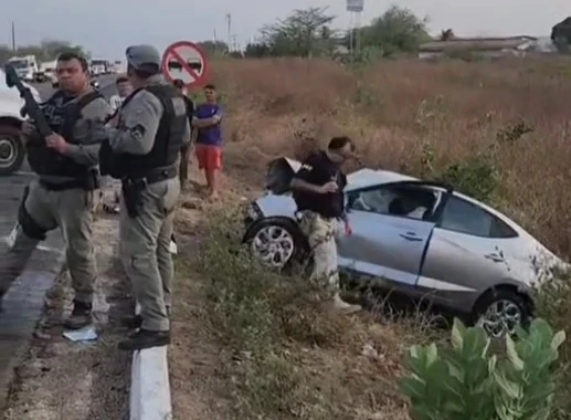 Acidente na BR-304 deixa quatro feridos; vítima ficou presa as ferragens