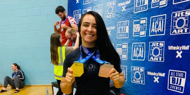 Lutadora potiguar é campeã de jiu-jítsu na Inglaterra