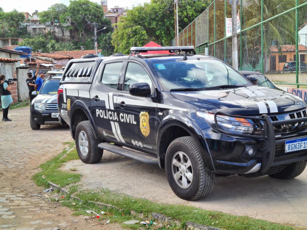 Bandido tenta matar homem com golpes de enxada e faca e ainda estupra criança de 10 anos na Grande Natal