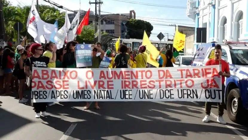 Protesto contra aumento na tarifa de ônibus interdita ruas em Natal e termina na STTU