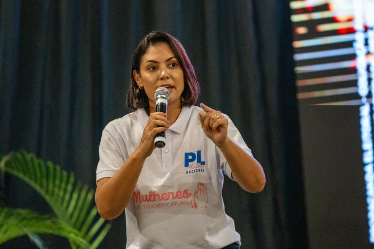 Michelle alfineta Lula após fala: “Especialista em amantes”