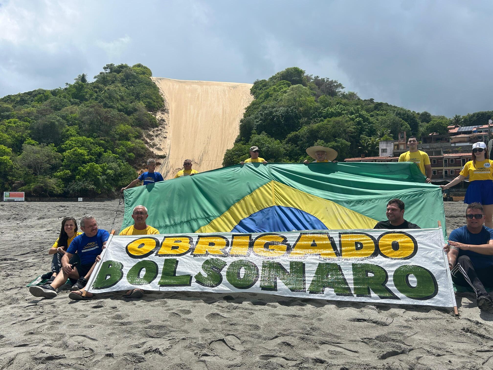 Força Democrática protesta contra Lula e celebra término da obra de engorda em Ponta Negra