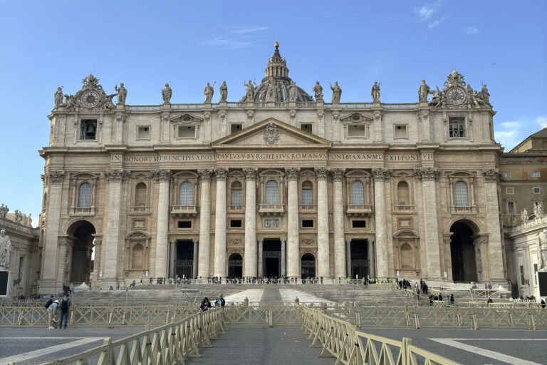 Vaticano permitirá gays como padres, desde que não façam sexo