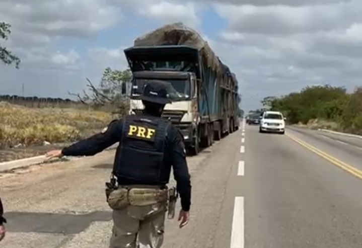 Motorista de bitrem carregado com cana-de-açúcar é flagrado com várias irregularidades na Grande Natal
