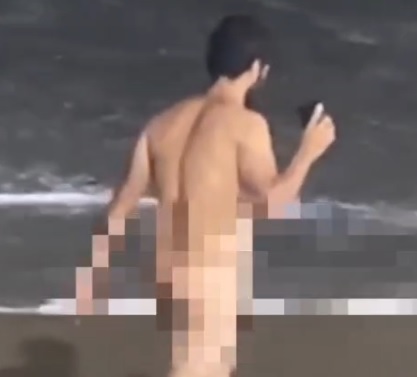 Peladão caminha 'na moral' pela praia de Touros e cena viraliza nas redes sociais