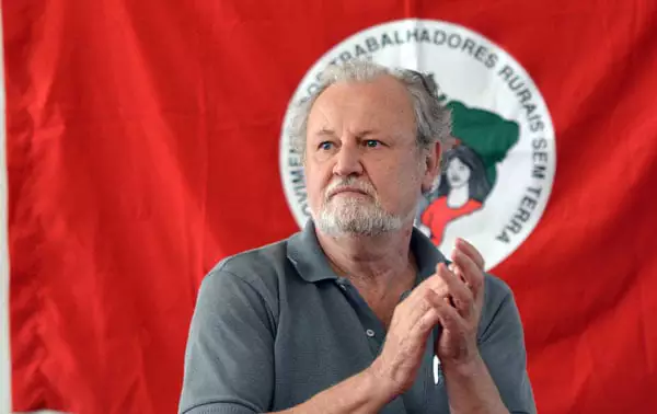 MST abraça ditadura com chefão presente em evento de apoio a Maduro