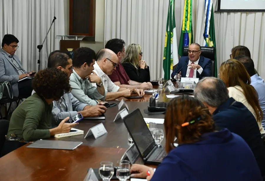 Paulinho faz reunião de emergência com secretariado e discute ações para reduzir impactos da chuva
