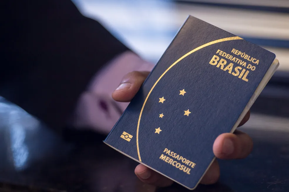 Com dólar alto no governo Lula, emissão de passaportes cai 14% em 2024