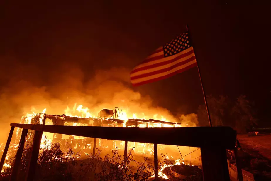 EUA: Incêndios em Los Angeles forçam 30 mil pessoas a deixarem suas casas